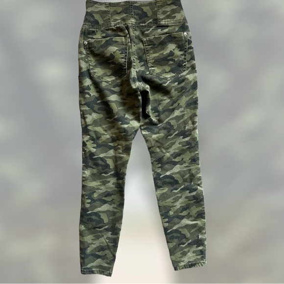 NWOT NO BOUNDARIES CAMO PANTS WOMAN'S SIZE 7 - Picture 2 of 3